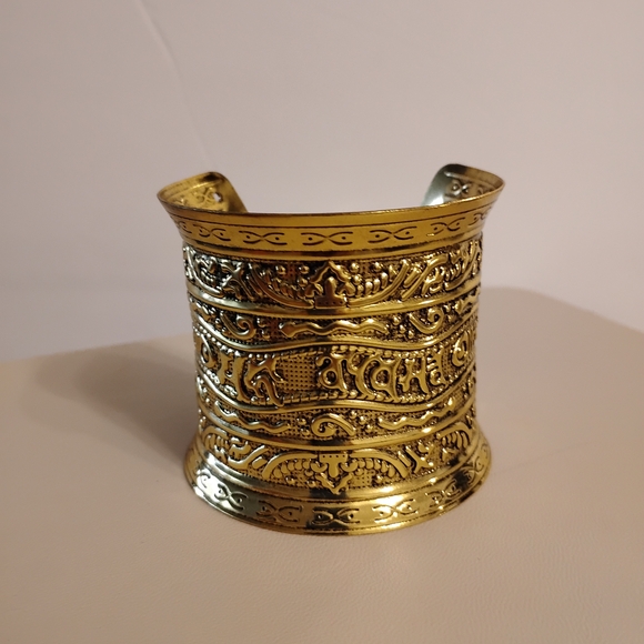 Gold Ornate Cuff Bracelet - Picture 4 of 7